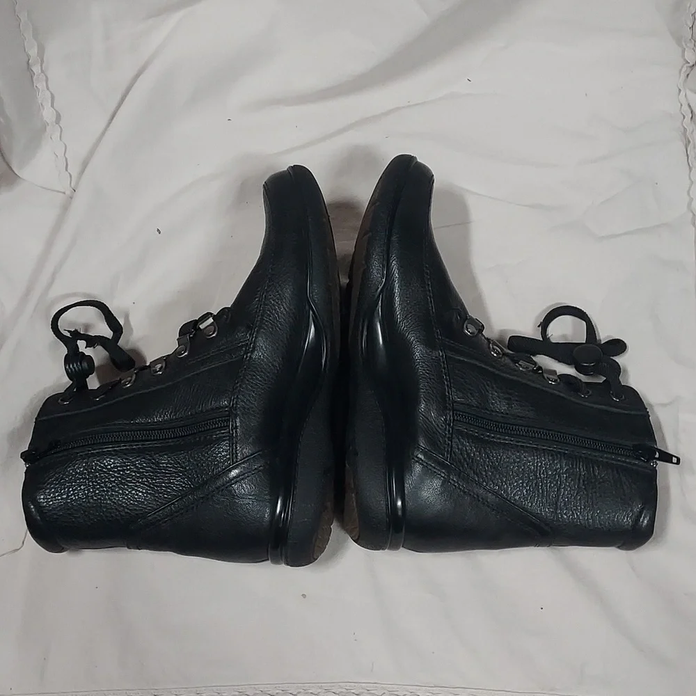 Preowned Woman's Clarks Collection Boots Size 6.5
